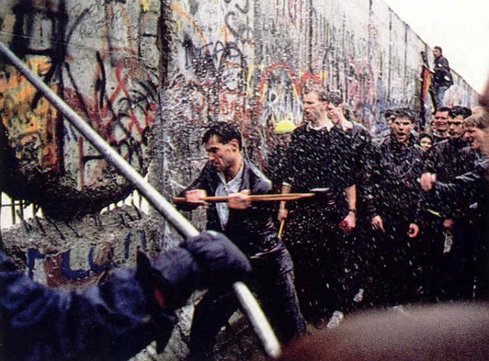 pd-791_tearing-down-the-berlin-wall_1989_0-700x518